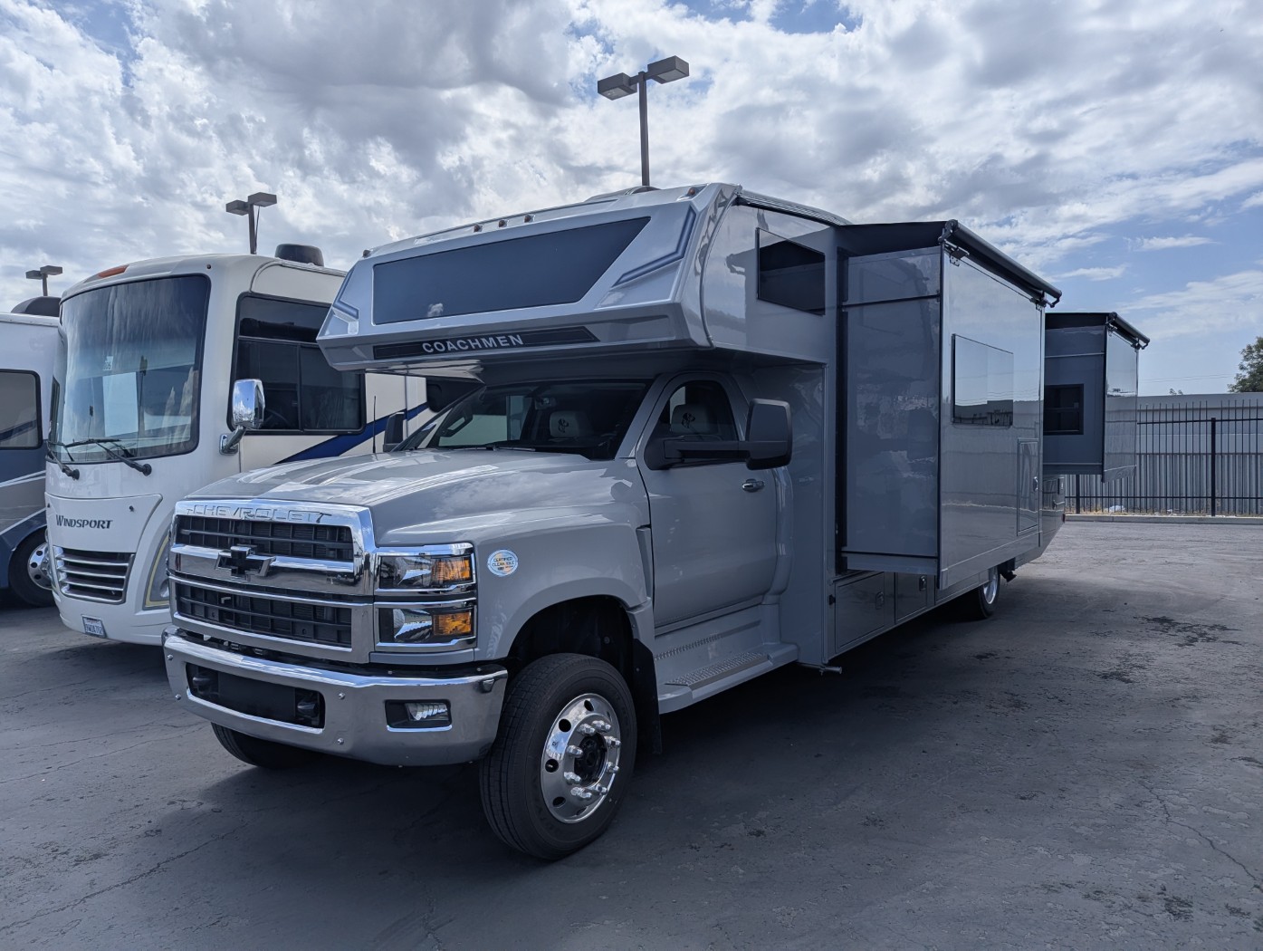 2027 Coachmen Entourage 330DS - Image 3