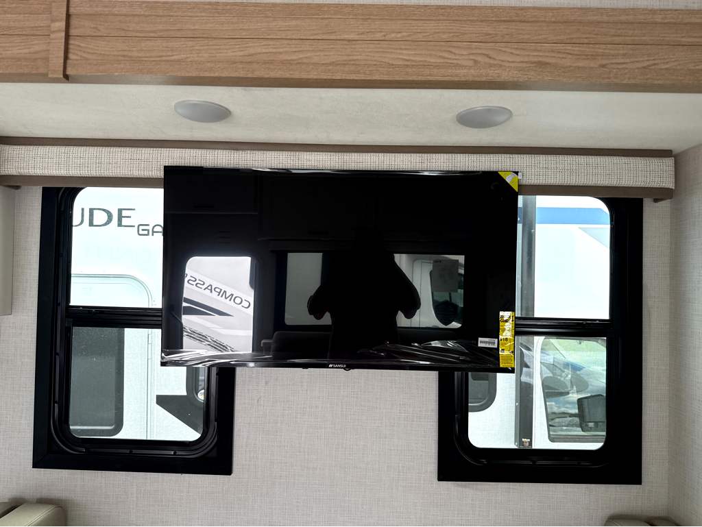 2027 THOR MOTOR COACH MAGNITUDE GA28 - Image 9