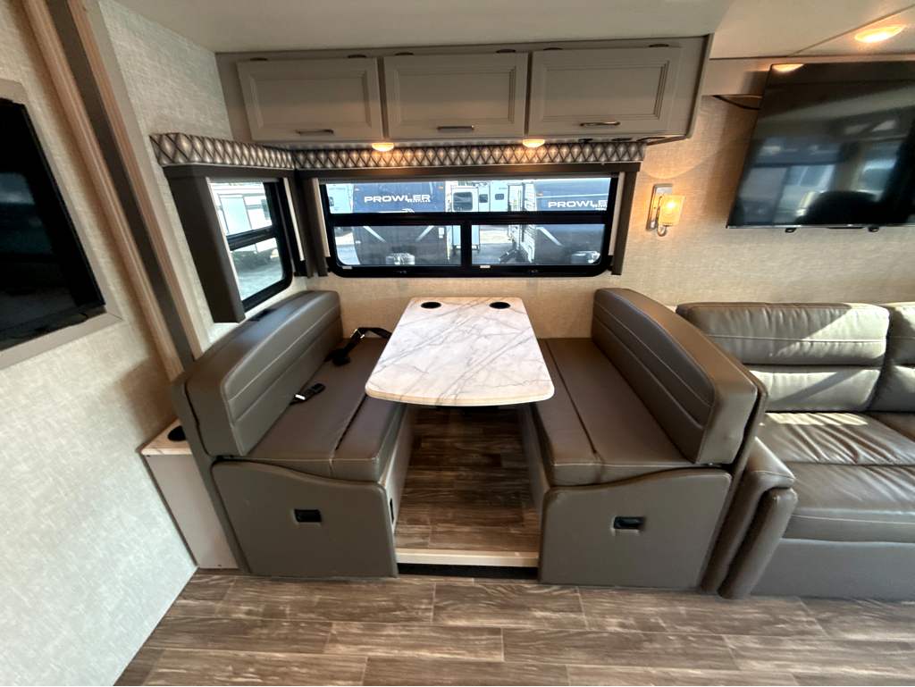 2022 Thor Motor Coach HURRICANE 34R - Image 16