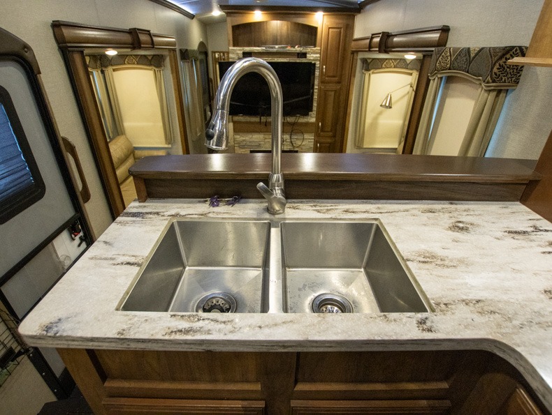 2018 Keystone Montana 3820FK - Image 7