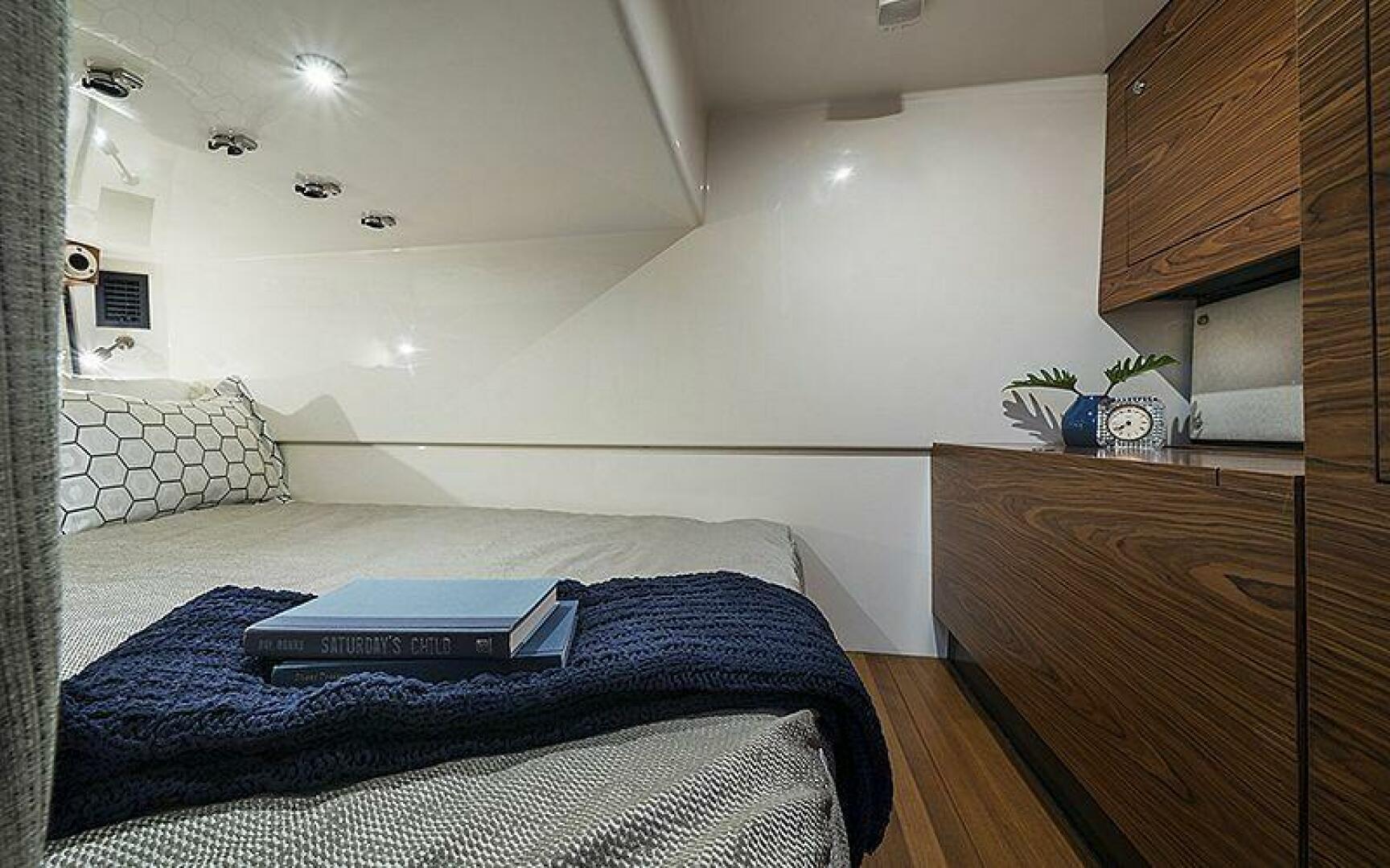 2021 Boston Whaler 405 Conquest - Image 36