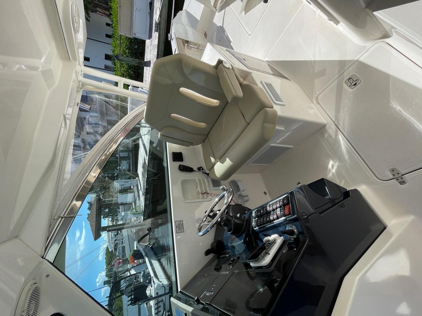 2018 Pursuit 325 DC - Image 12