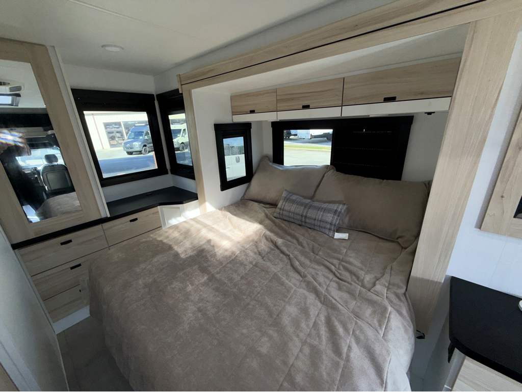 2027 ENTEGRA COACH QWEST 25L - Image 18