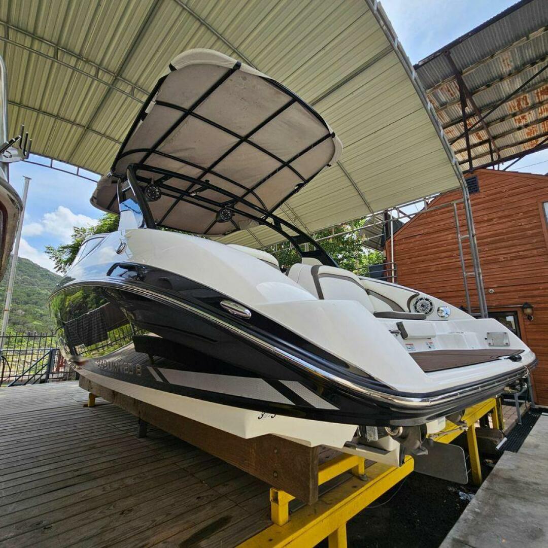 2016 Yamaha Boats 242 Limited S E-Series - Image 4