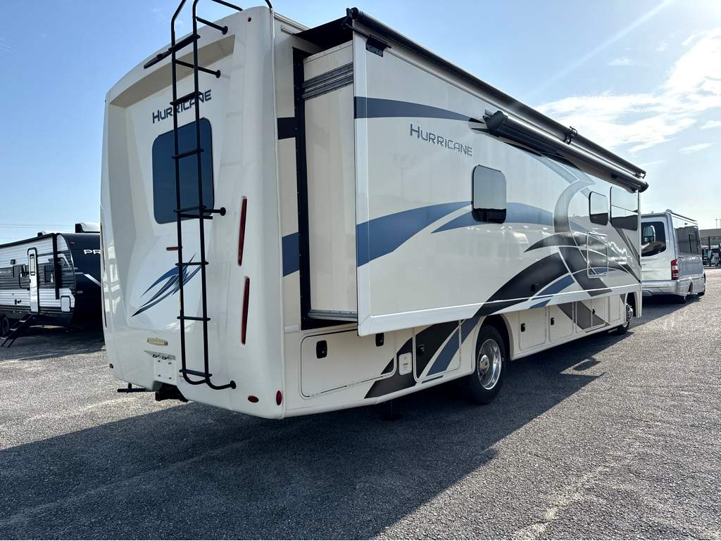 2022 Thor Motor Coach HURRICANE 34R - Image 4