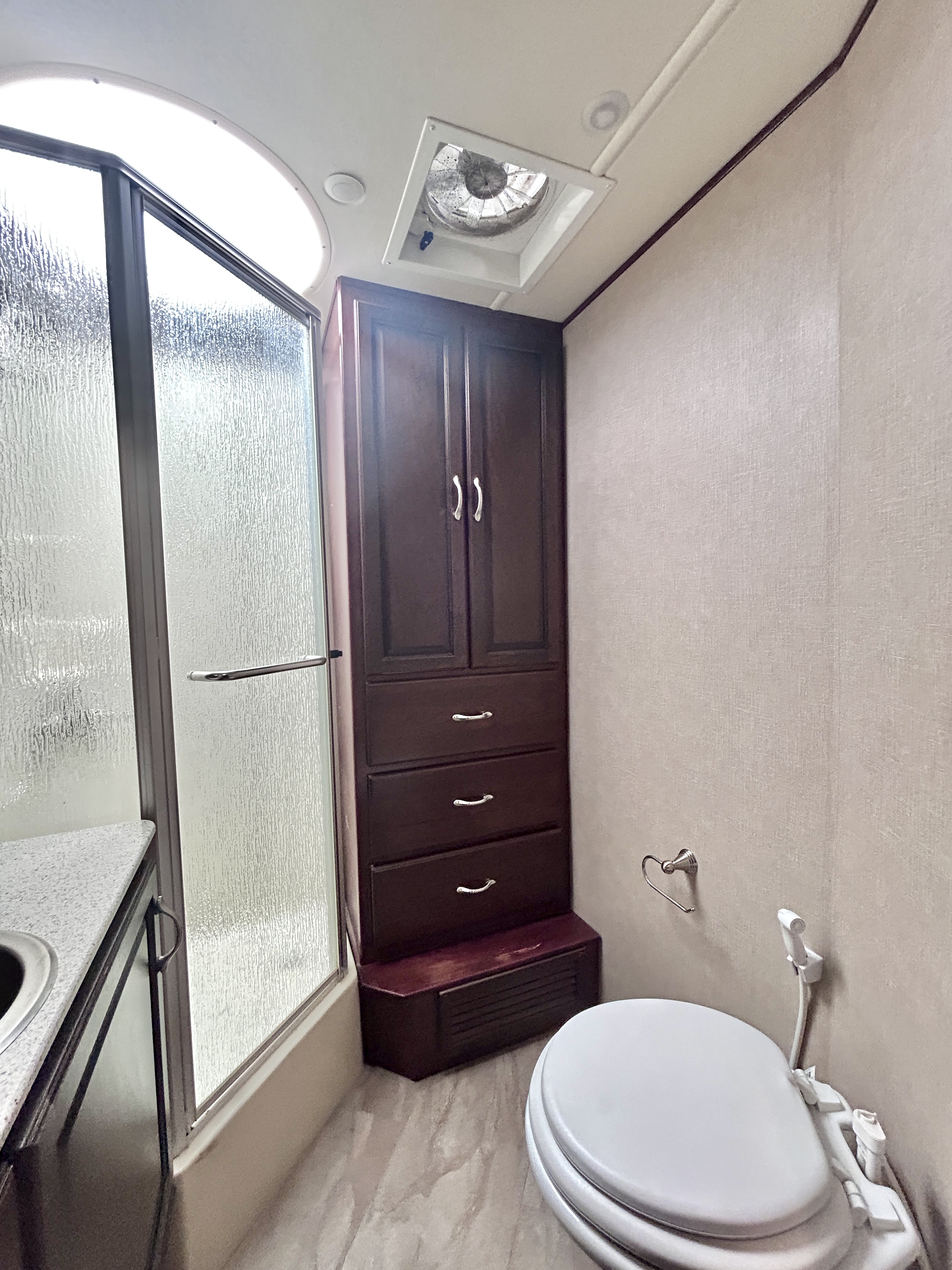 2017 Fleetwood Bounder 36Y - Image 25