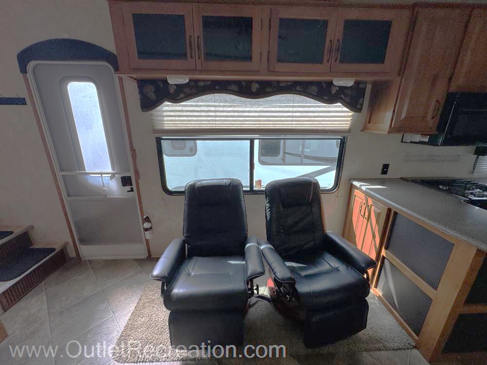2014 Keystone Montana Mountaineer 295RKD - Image 10