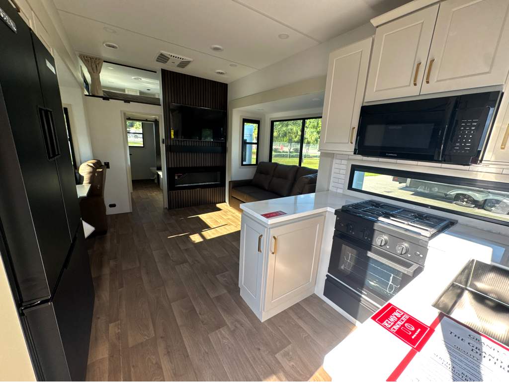 2027 GRAND DESIGN INFLUENCE 3804DS - Image 11