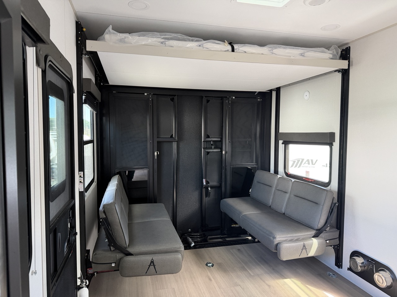 2026 Grand Design Momentum G-Class 31G - Image 9
