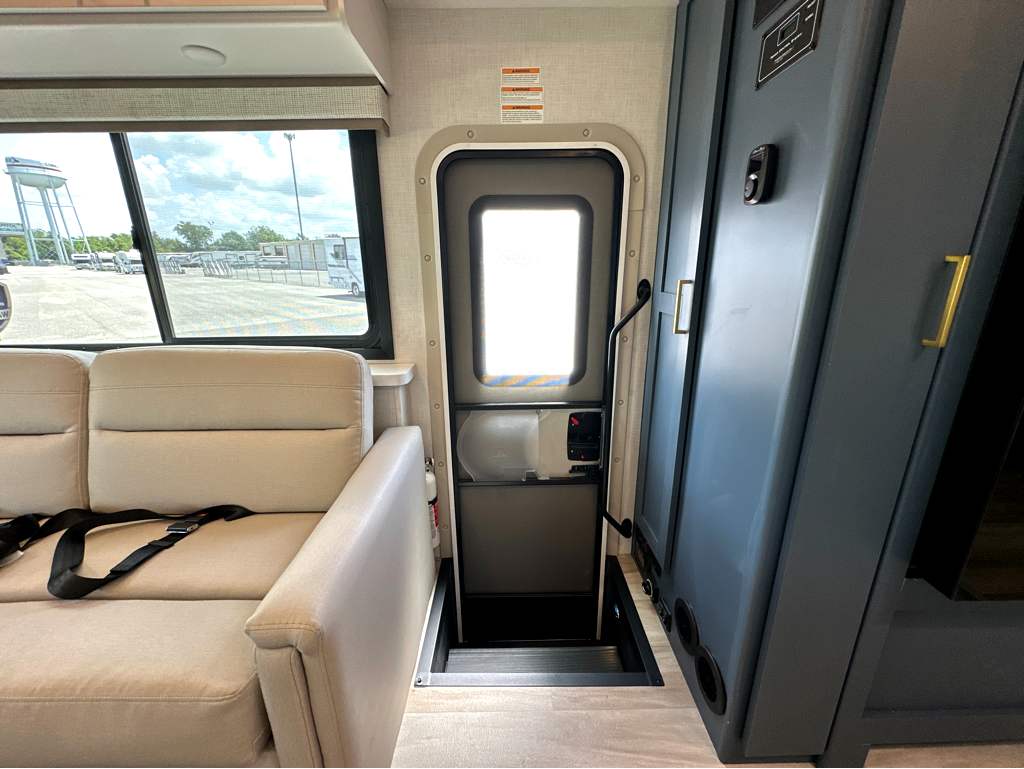2027 THOR MOTOR COACH MAGNITUDE GA31 - Image 27