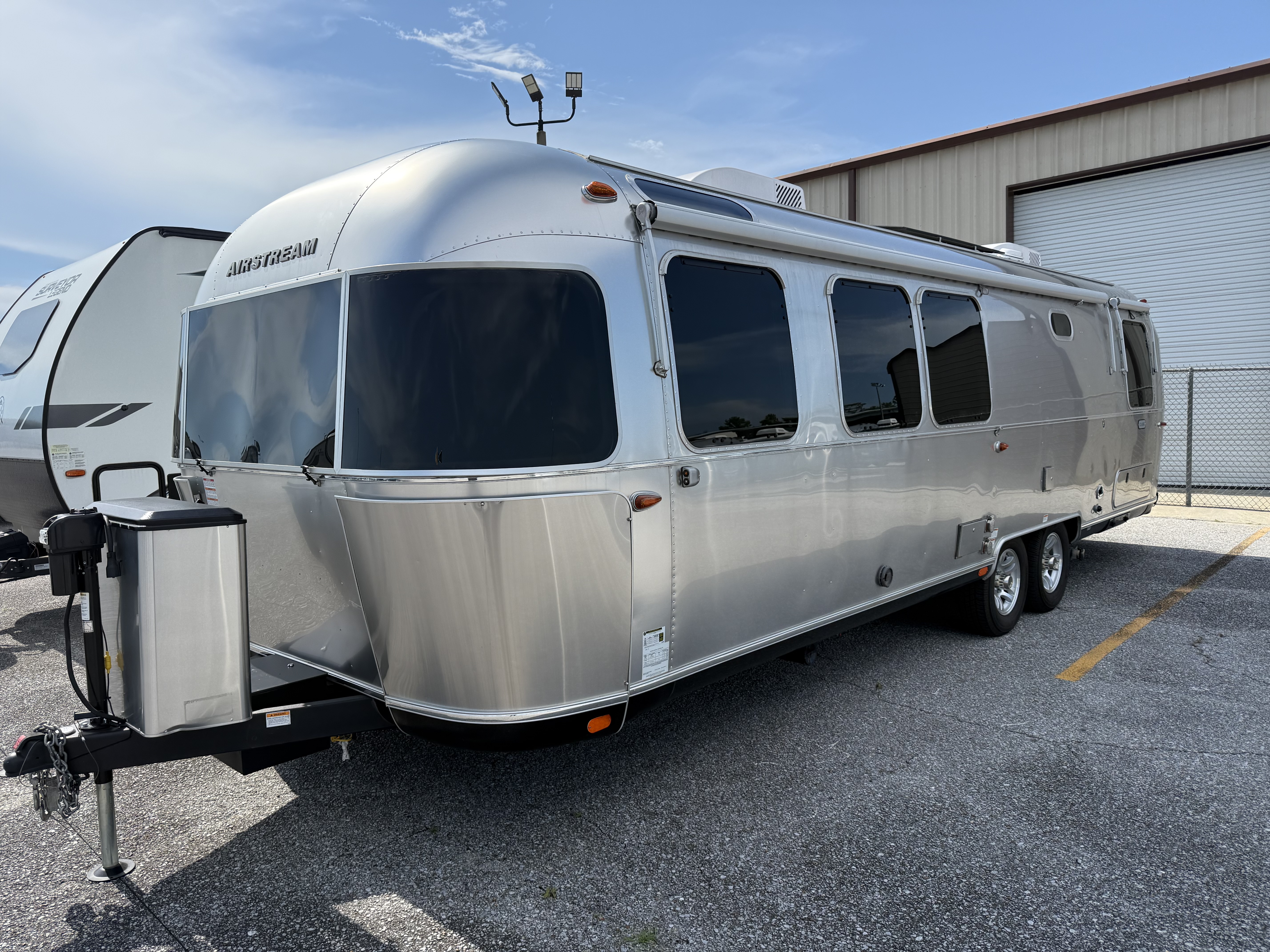 2025 AIRSTREAM CLASSIC 30RB - Image 2