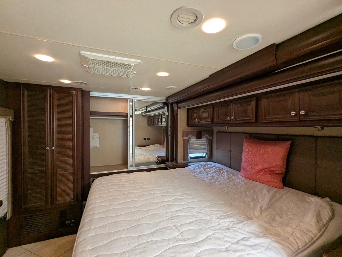 2011 DAMON ASTORIA 40KT - Image 28