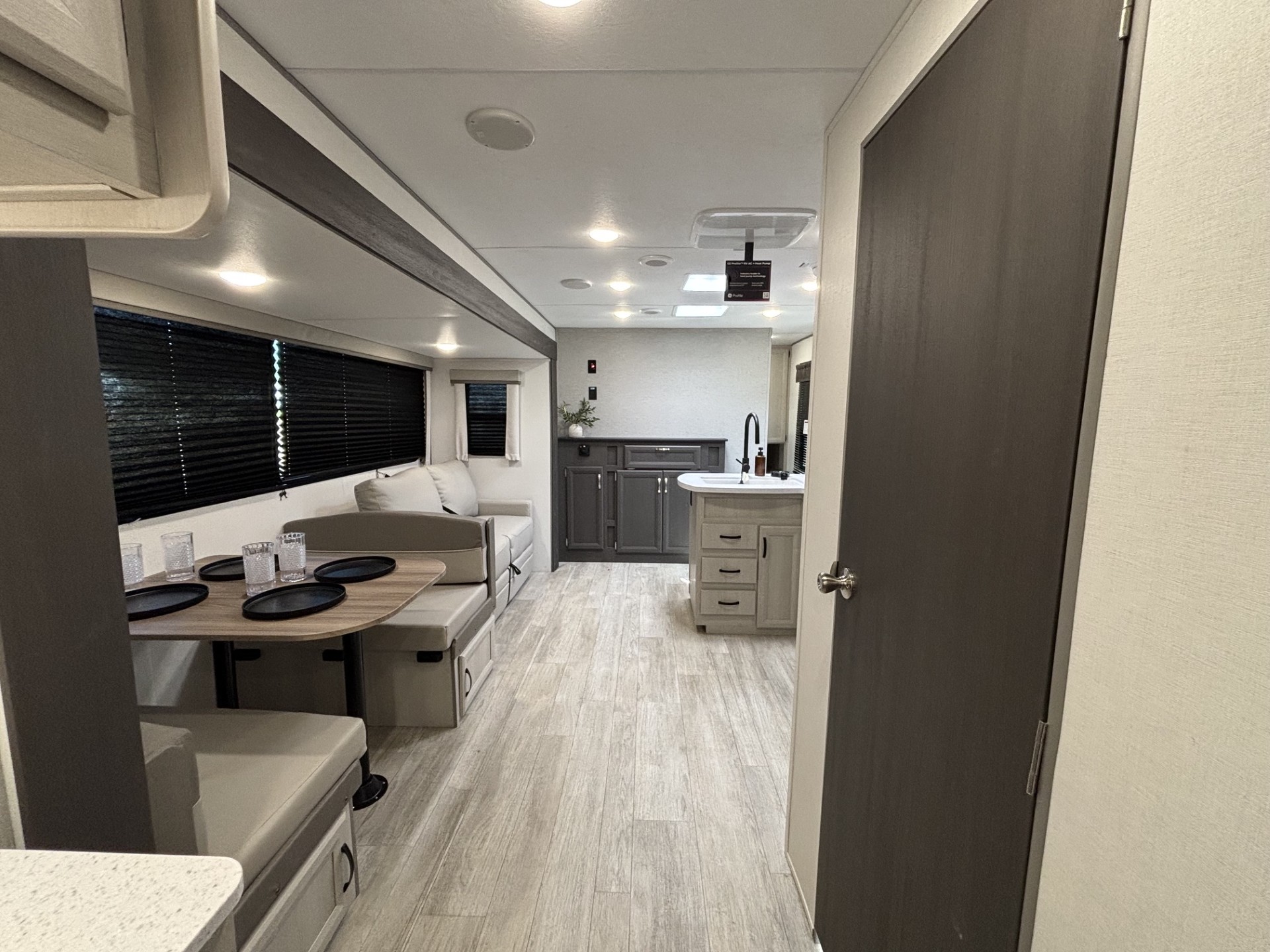 2027 Coachmen Catalina Legacy Edition 333DBDSCK - Image 13