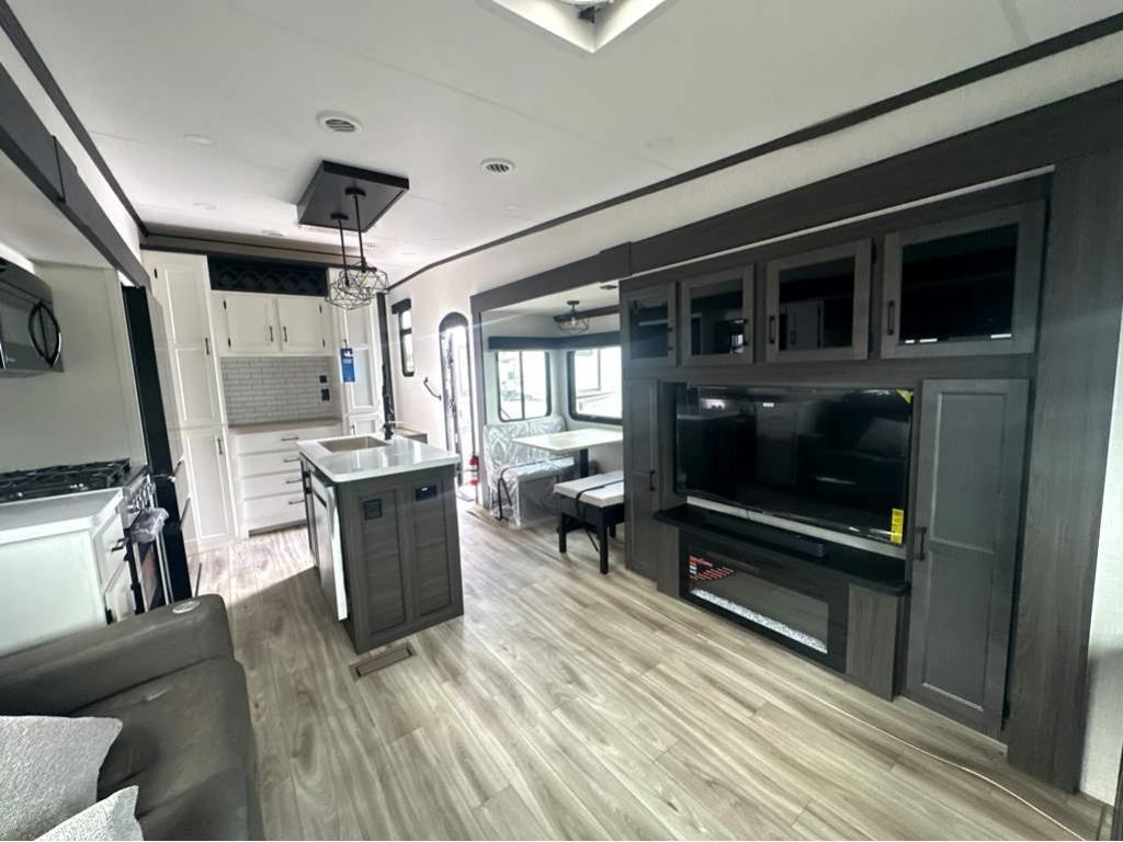 2026 VENTURE RV SPORTTREK 353VIK - Image 19
