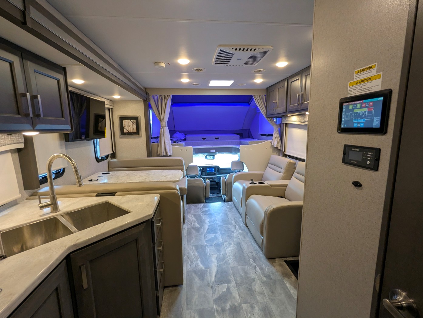 2024 Thor Motor Coach Omni XG32 - Image 35