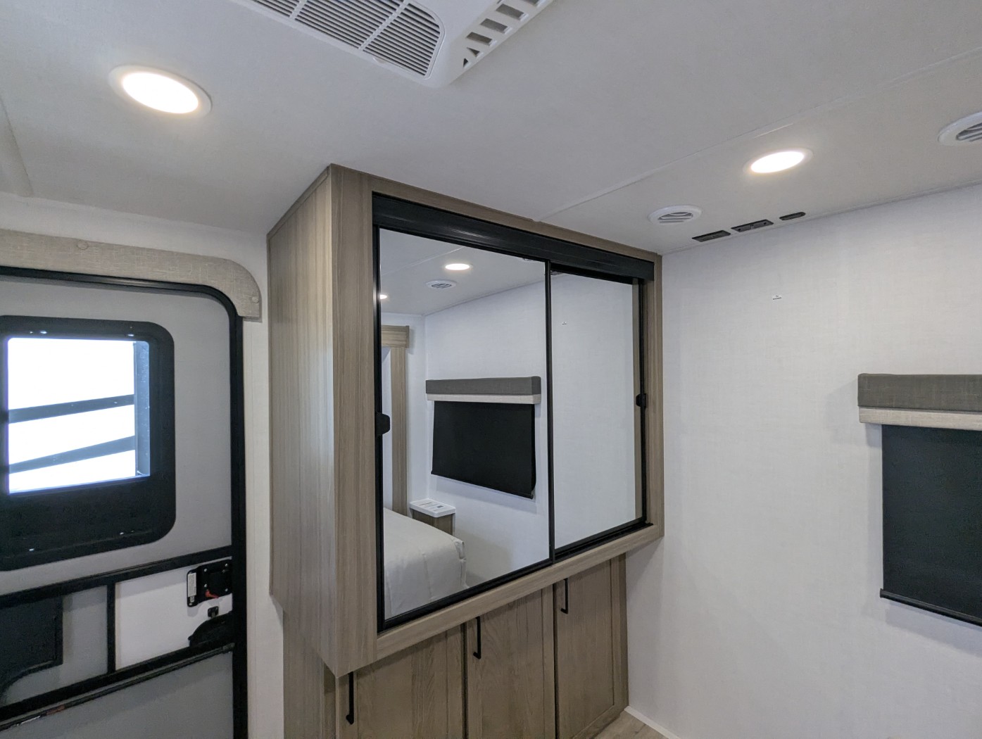 2027 Forest River Rockwood Ultra Lite 2608BS - Image 29