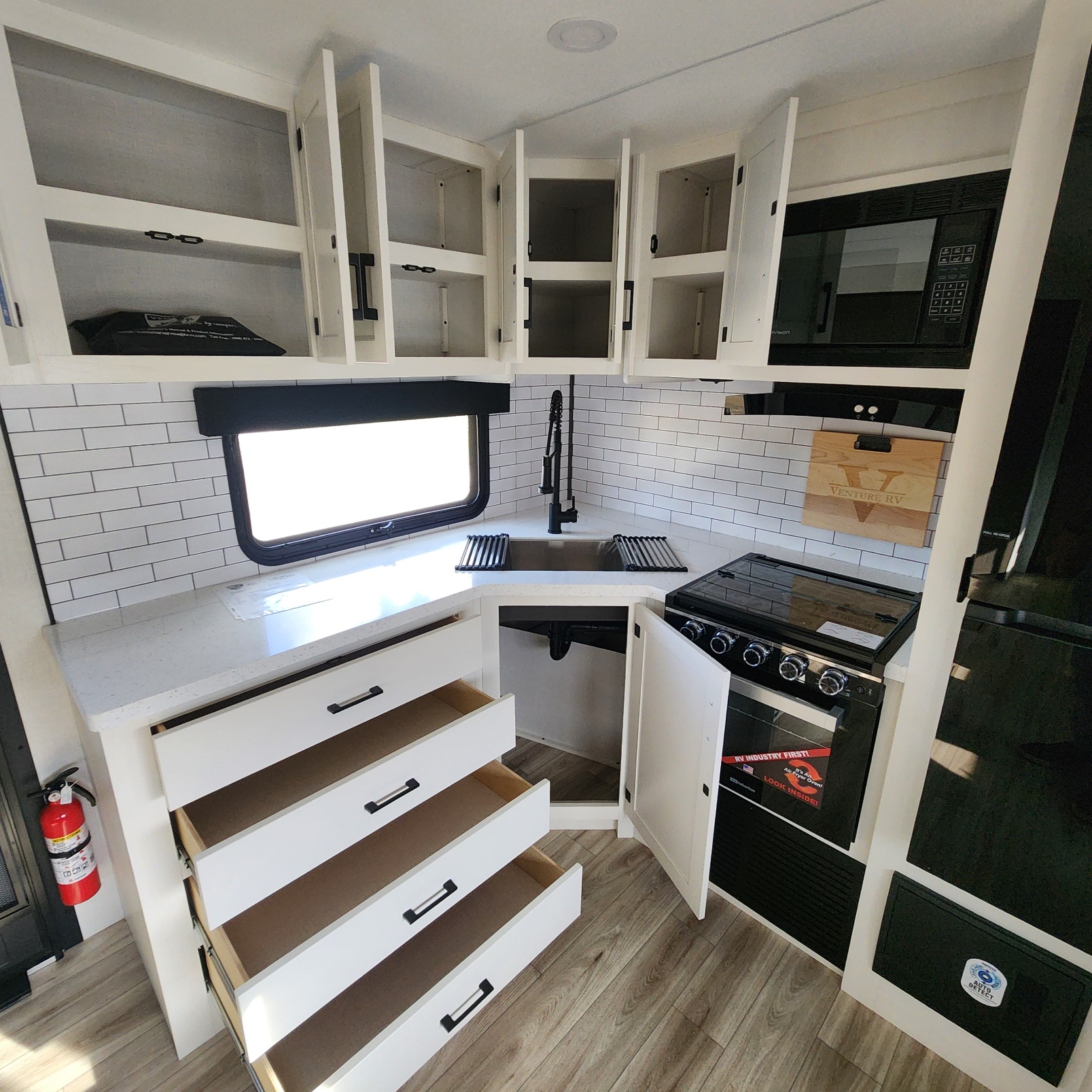 2026 VENTURE RV SPORTTREK 272VRK - Image 17