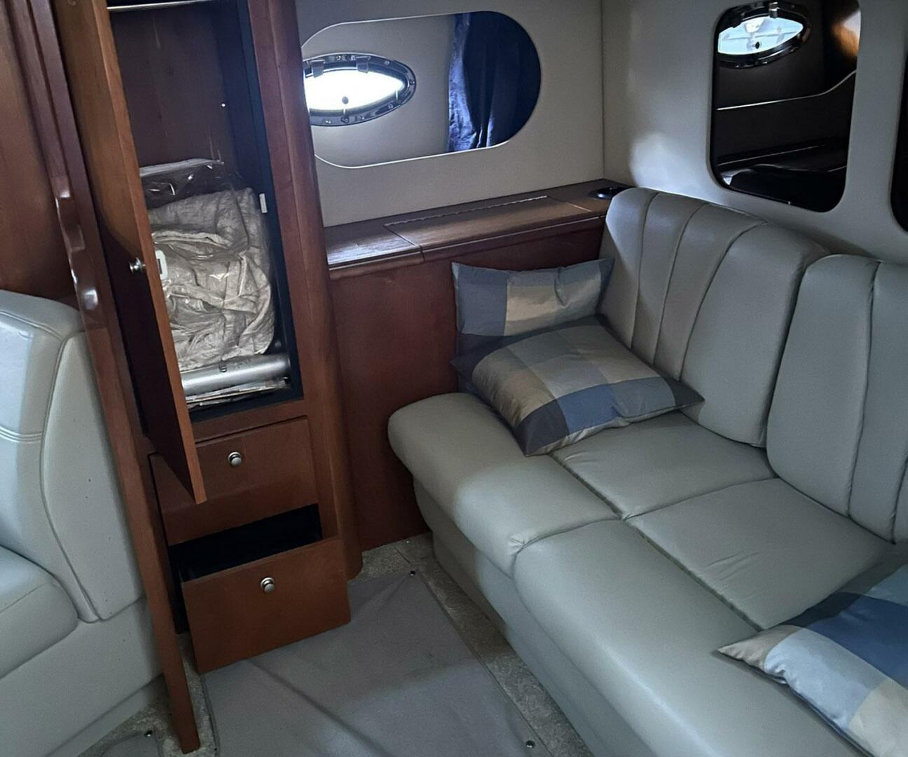 2006 Cruisers Yachts 370 Express - Image 5