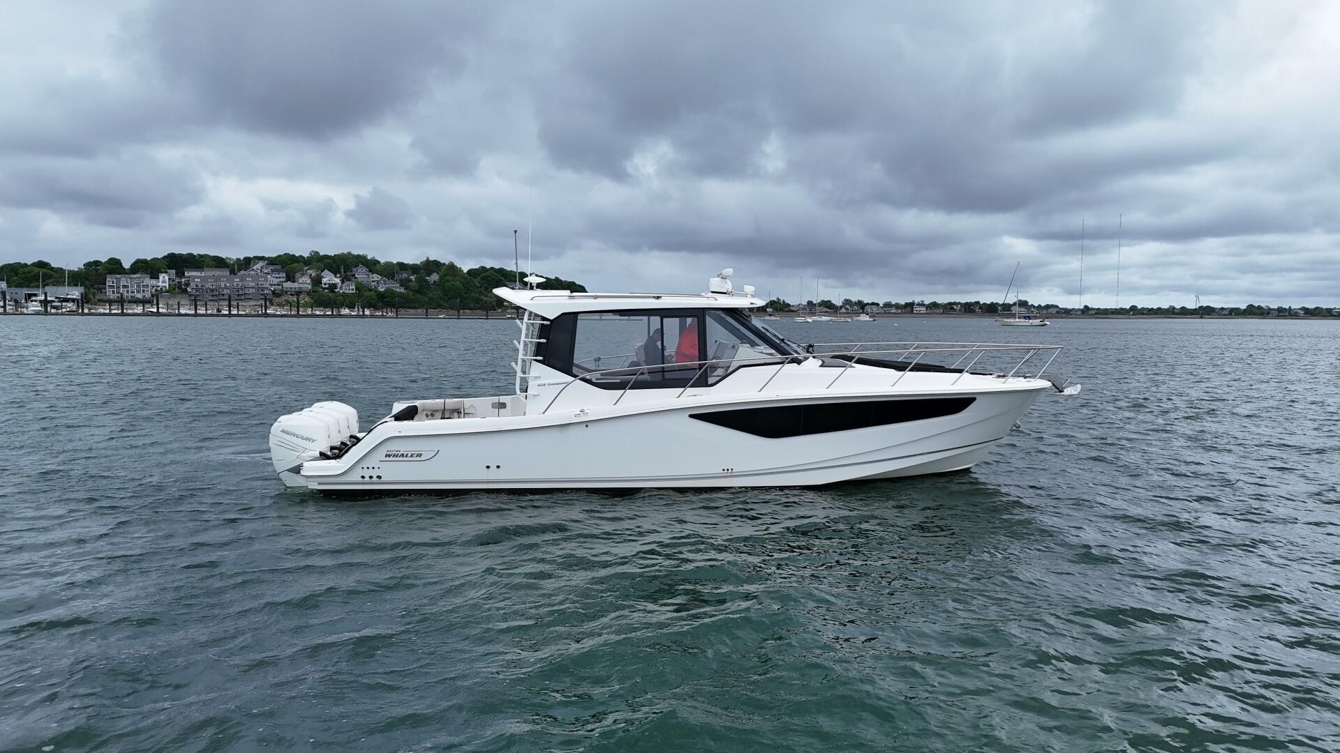 2021 Boston Whaler 405 Conquest - Image 3