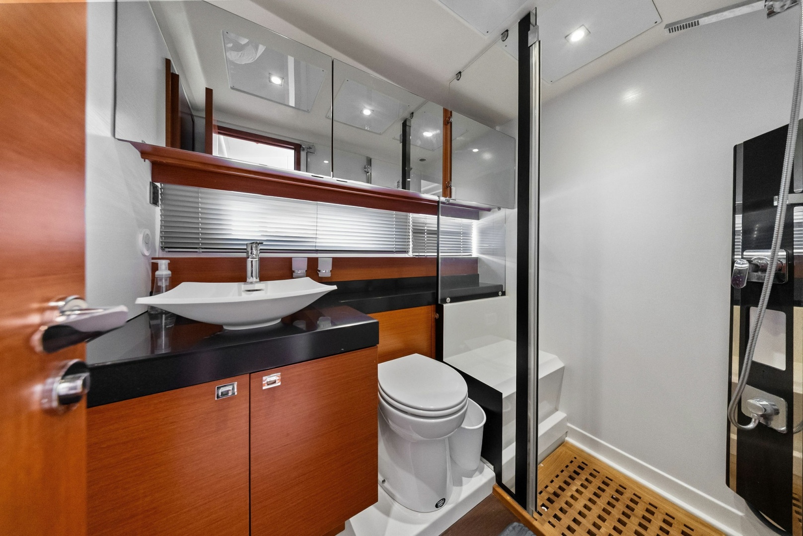 2015 Prestige 550 Base - Image 55
