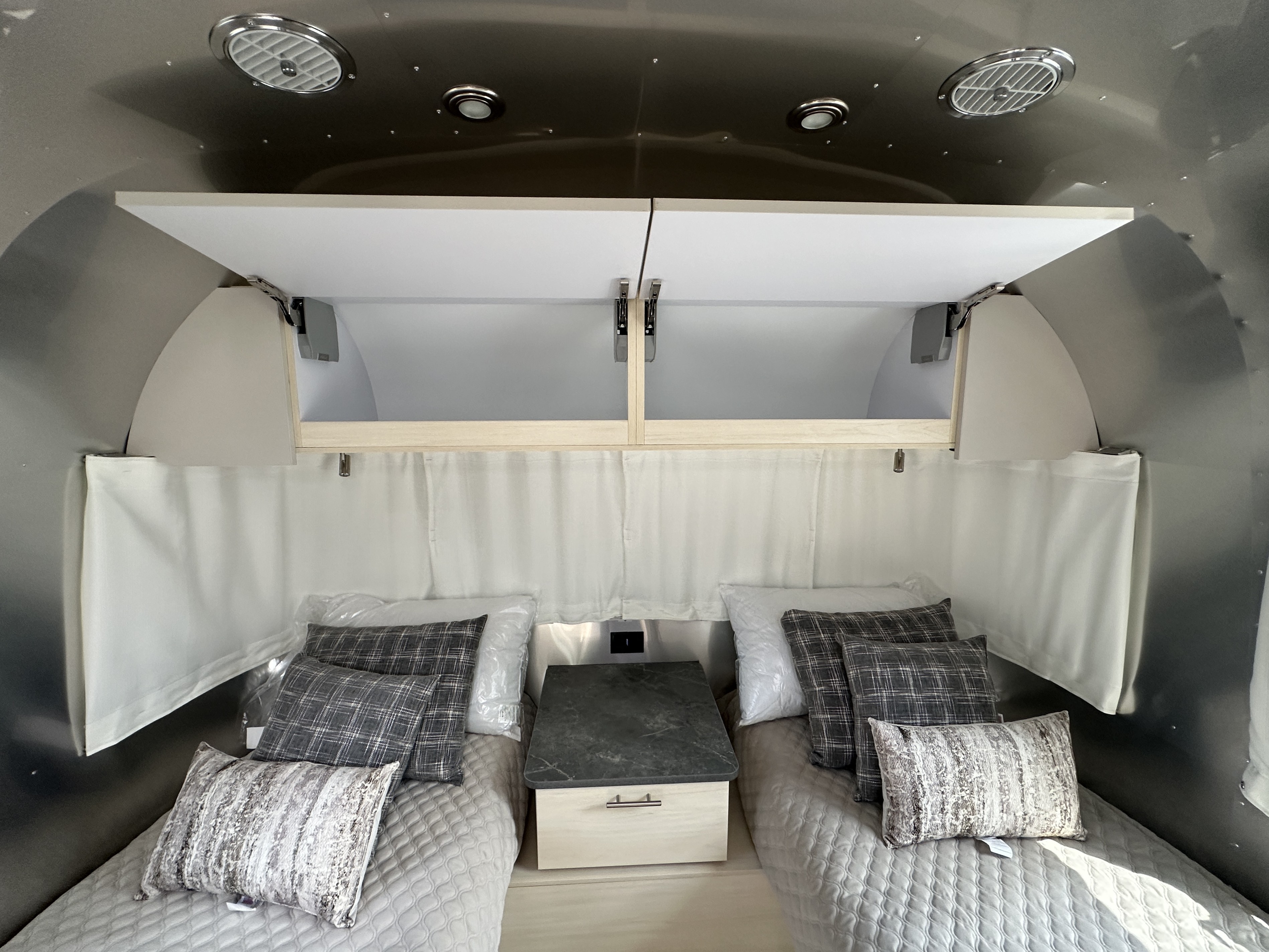 2026 Airstream Flying Cloud 27FB - Image 18