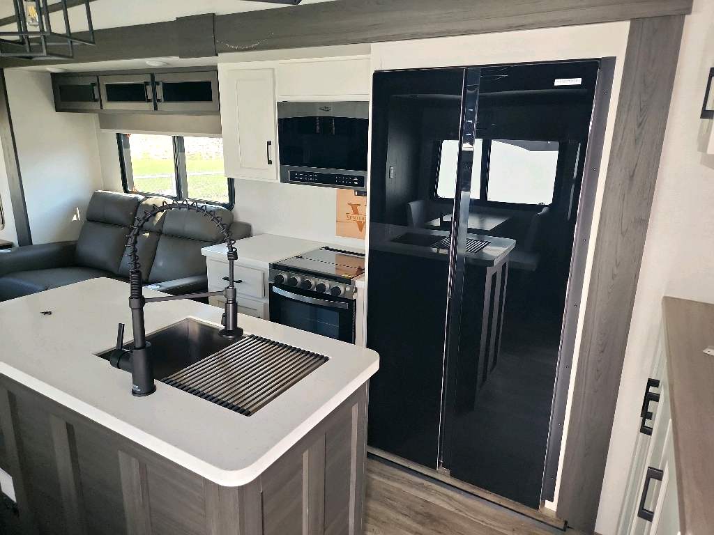 2025 VENTURE RV SPORTTREK 363VFR N/R - Image 7