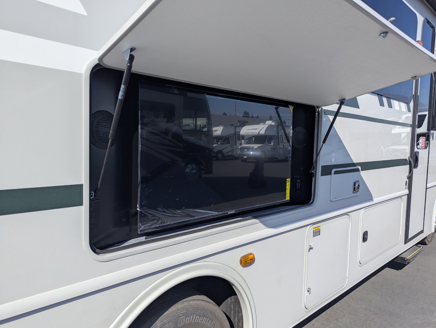 2026 Fleetwood Flair 29M - Image 7