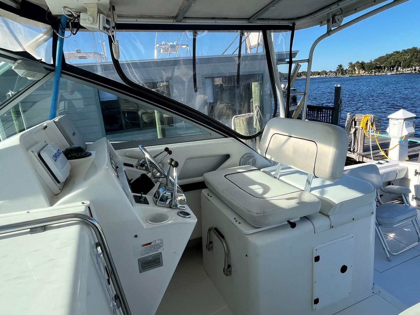 2001 Wellcraft 330 Coastal - Image 3