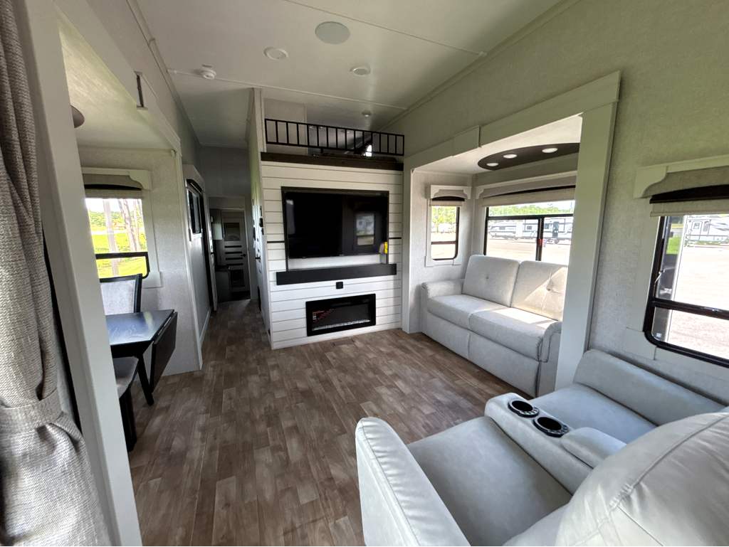 2025 CROSSROADS REDWOOD REGENCY 3881FKL - Image 15