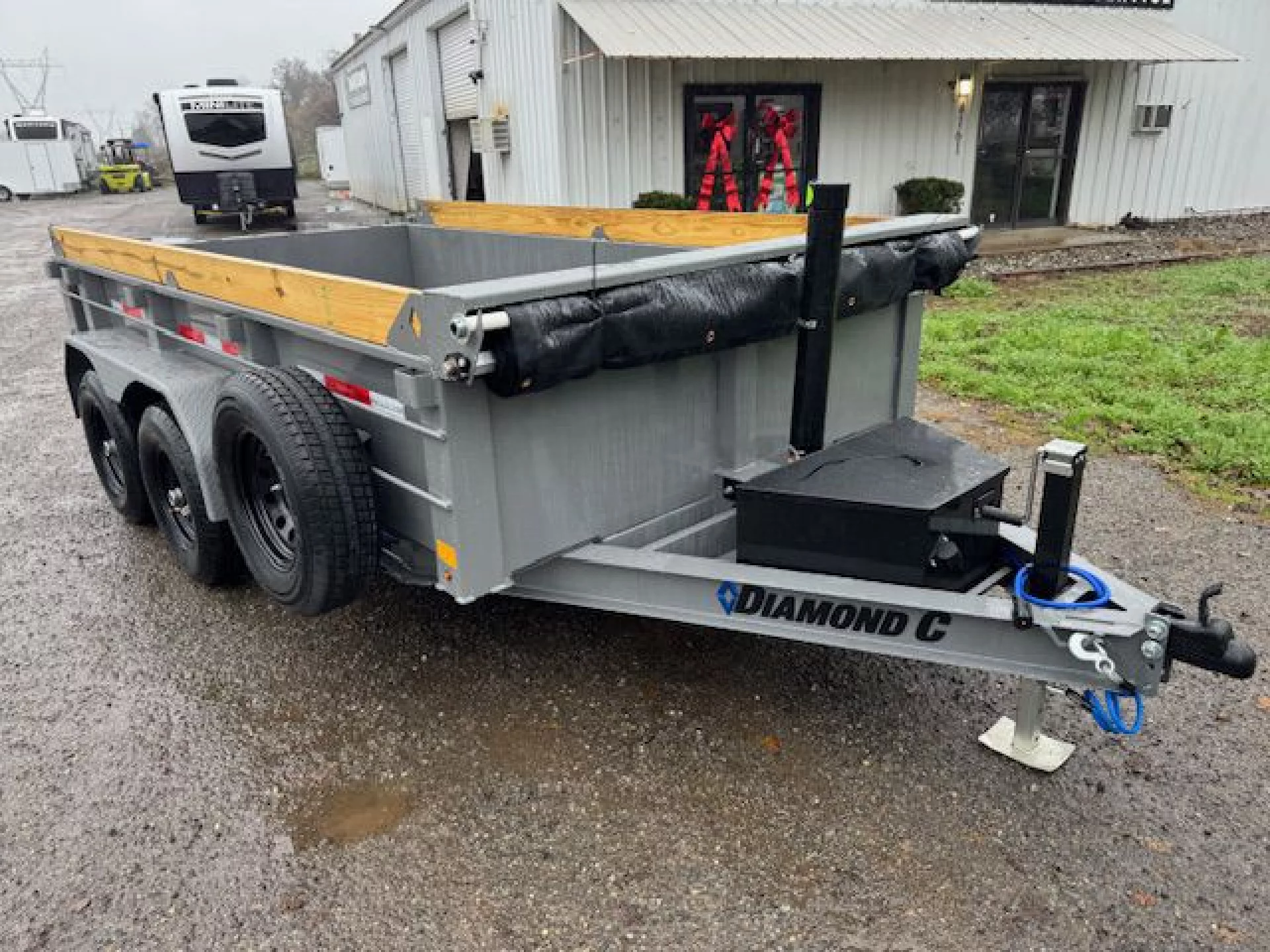2026 DIAMOND C TRAILERS DIAMOND C MDT 206 MEDIUM DUTY 12X77 24 SIDES - Image 2