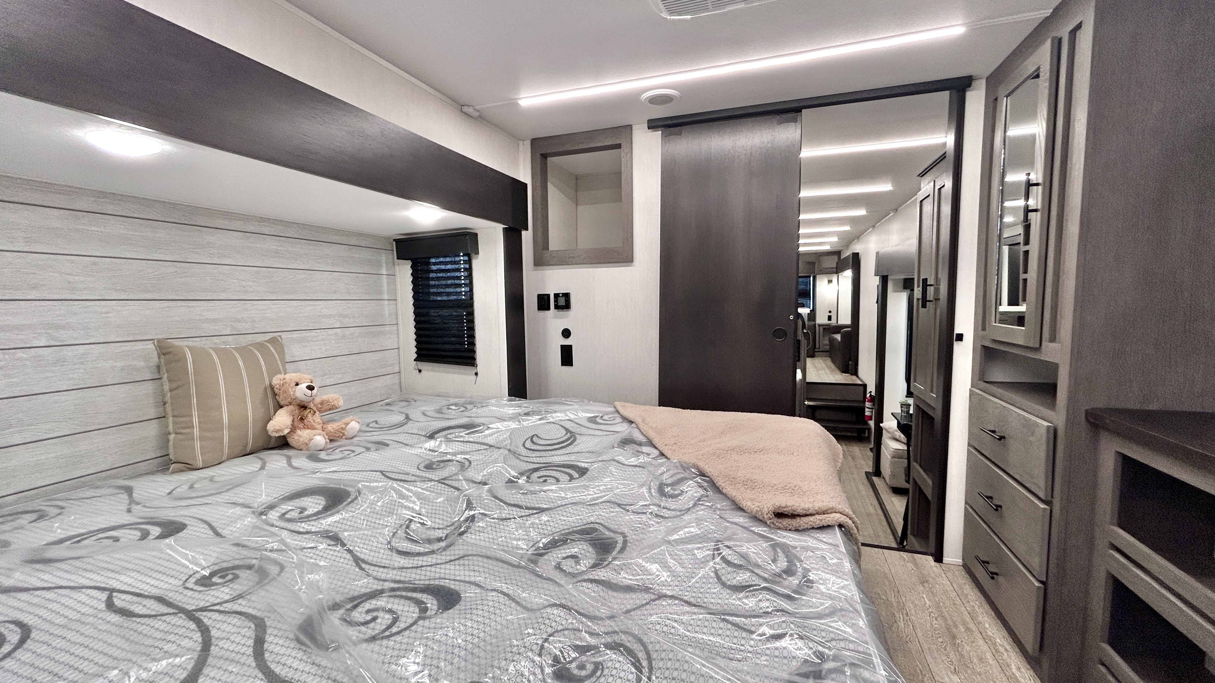 2025 Forest River ARCTIC WOLF 3950SUITE - Image 23