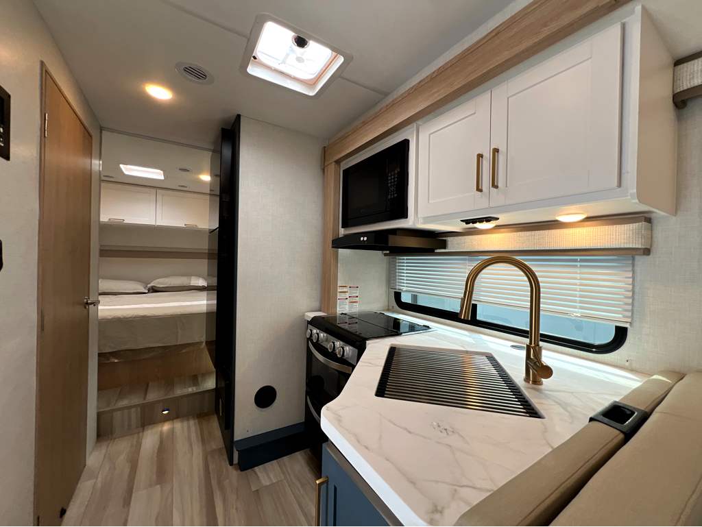 2027 THOR MOTOR COACH MAGNITUDE GA28 - Image 12