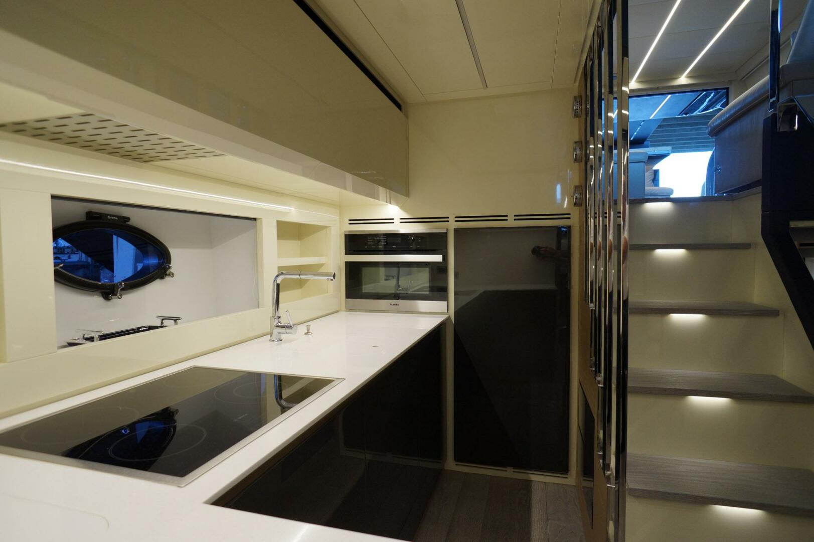 2016 Pershing 70 - Image 10