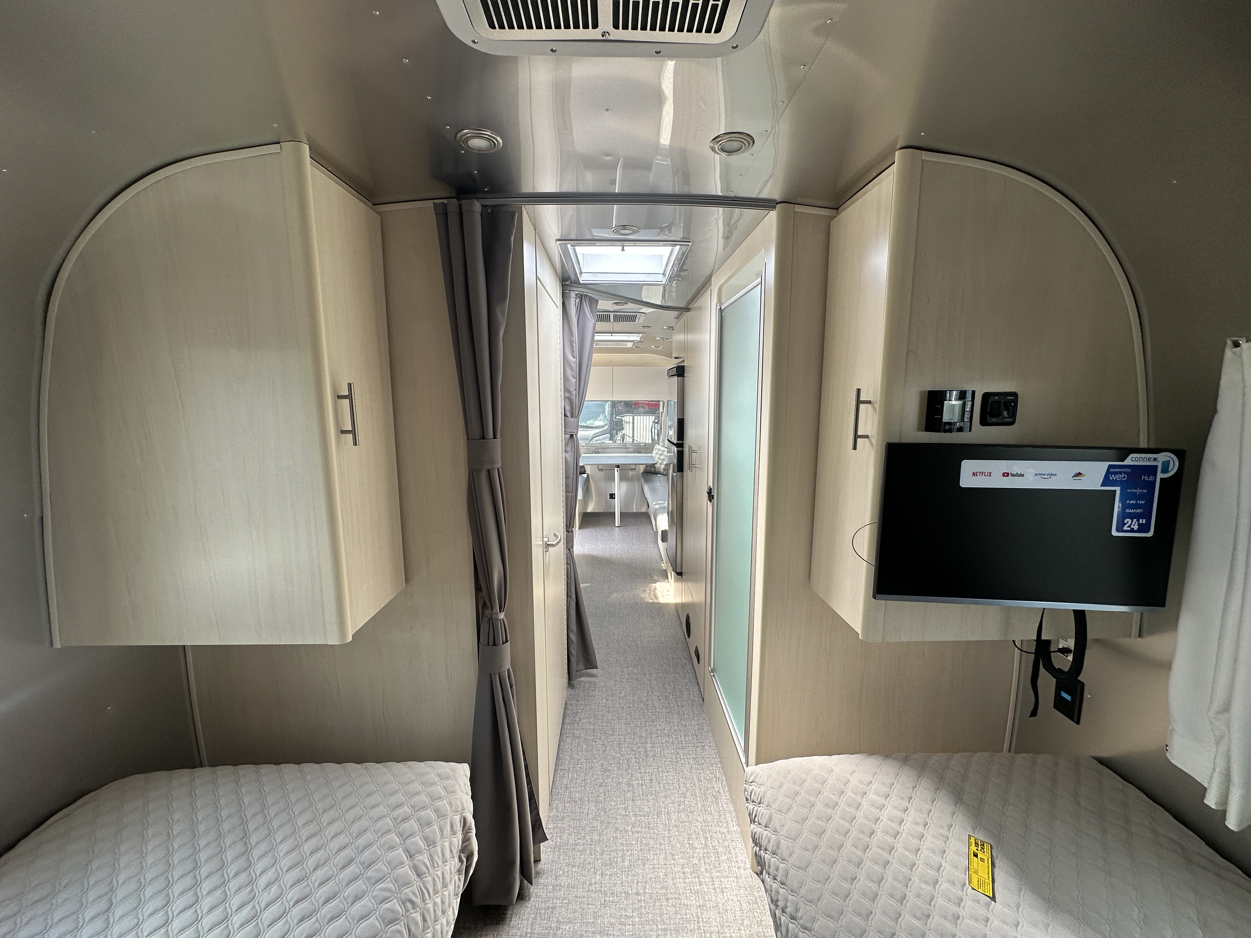 2026 Airstream Flying Cloud 27FB - Image 21