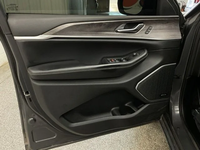 2023 Jeep Grand-Cherokee-L Laredo Altitude 4x4 - Image 11