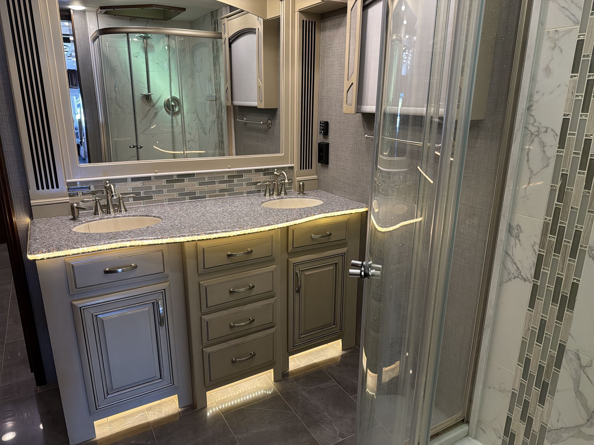2017 Entegra Coach Anthem 44DLQ - Image 28