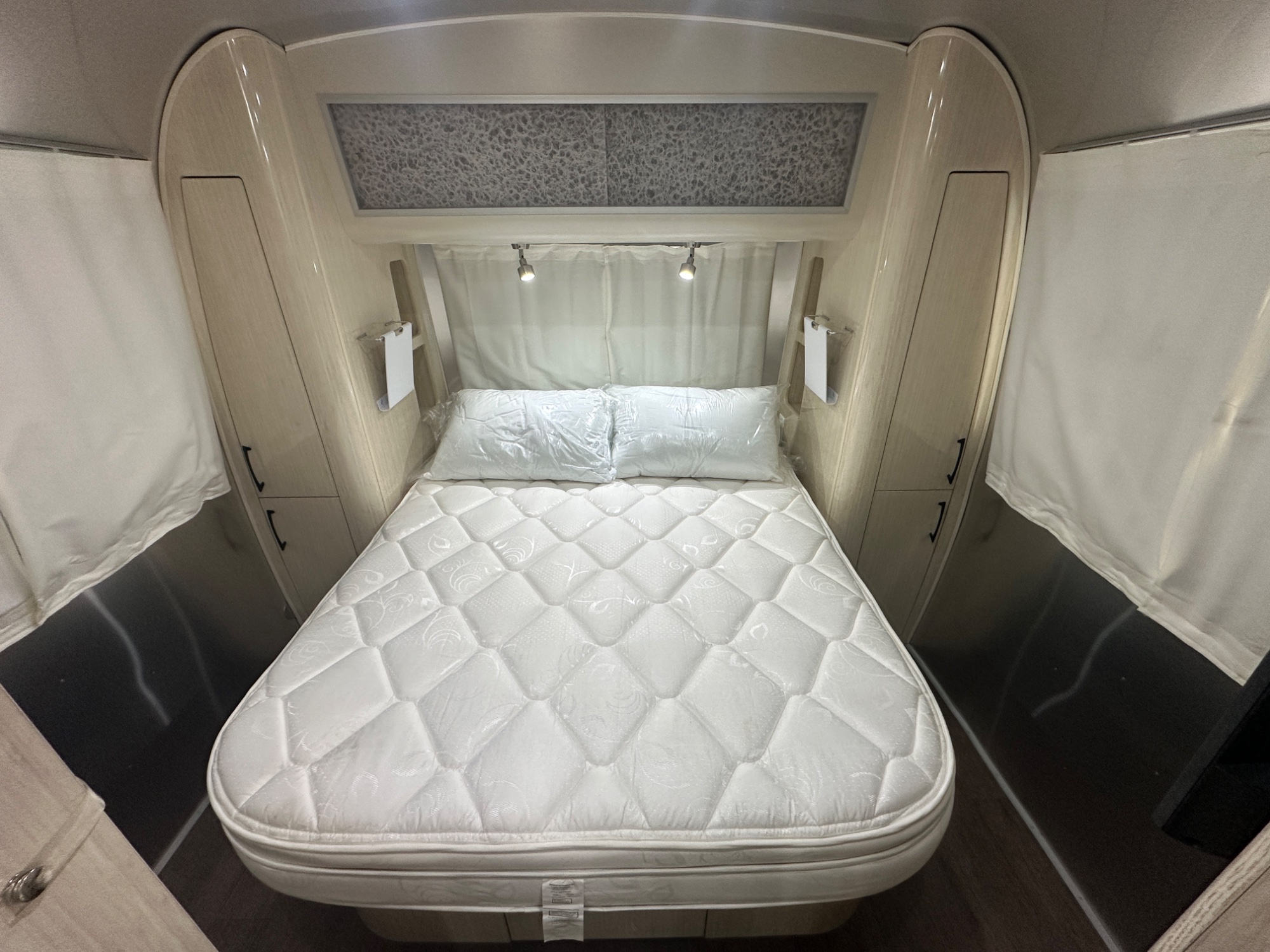 2019 Airstream International Serenity 28RBQ - Image 17