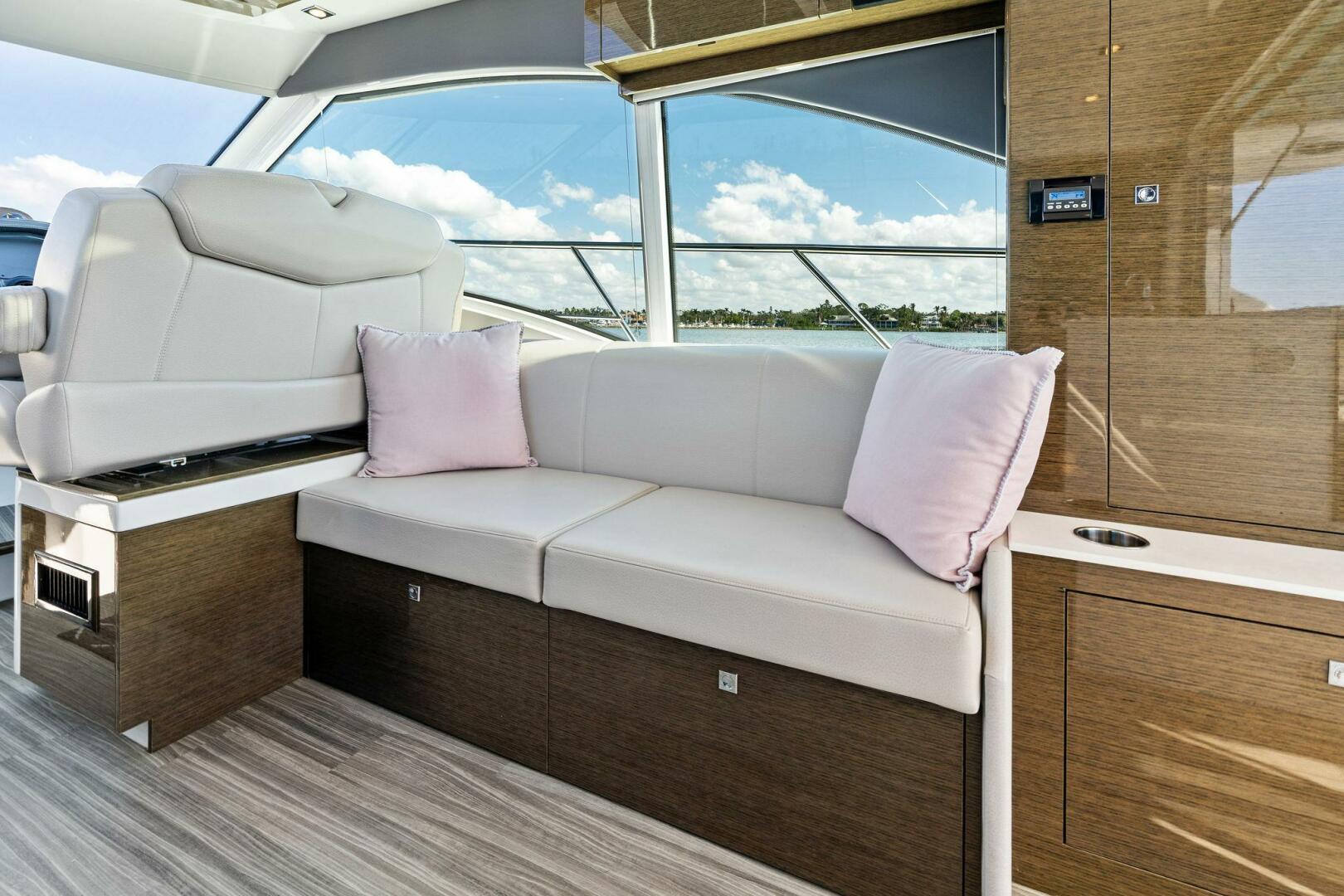 2019 Cruisers Yachts 45 Cantius - Image 36