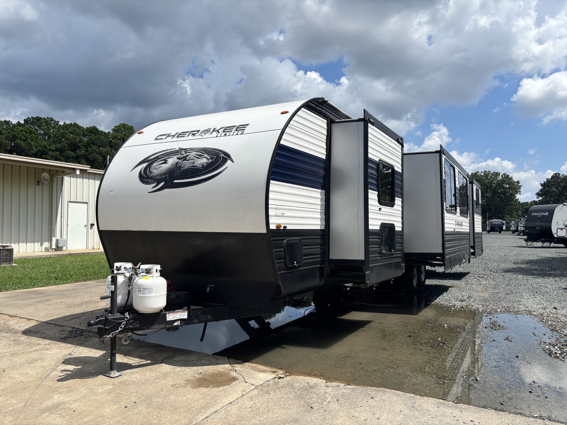 2023 Forest River Cherokee 324TS - Image 4