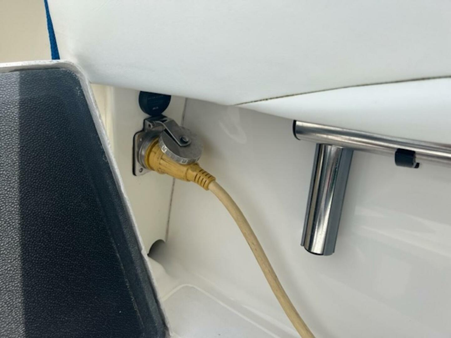 2008 Spectre 34 Center Console - Image 36