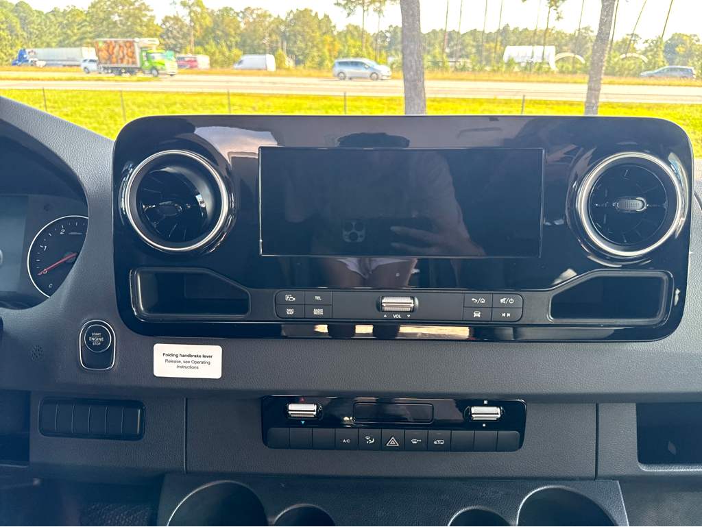2025 FOREST RIVER SUNSEEKER 2400T - Image 11