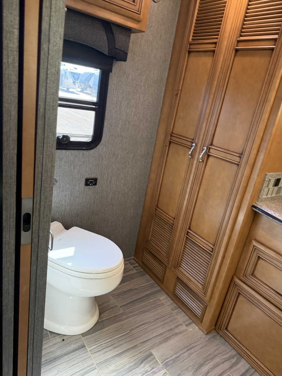 2015 Newmar Ventana 3636 - Image 18