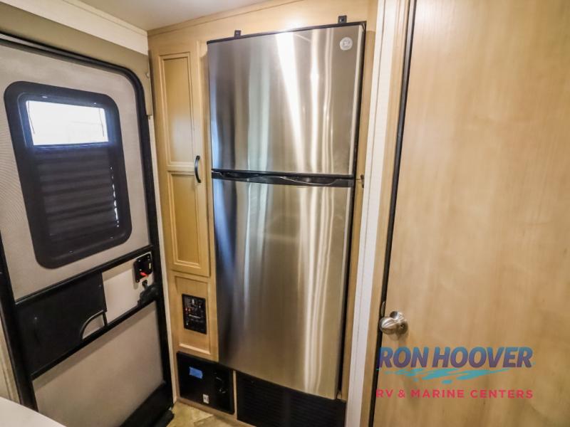 2023 PALOMINO 208SS - Image 18