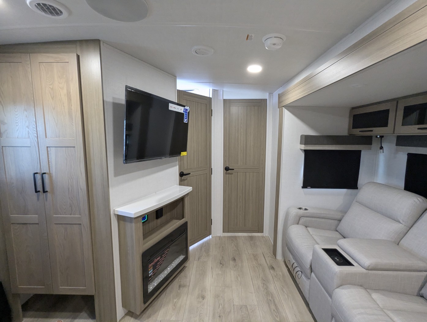 2027 Forest River Rockwood Ultra Lite 2608BS - Image 26