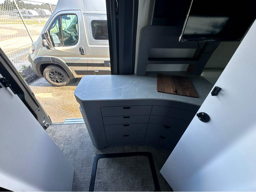 2027 GRAND DESIGN LINEAGE SERIESVP LVP2 - Image 17
