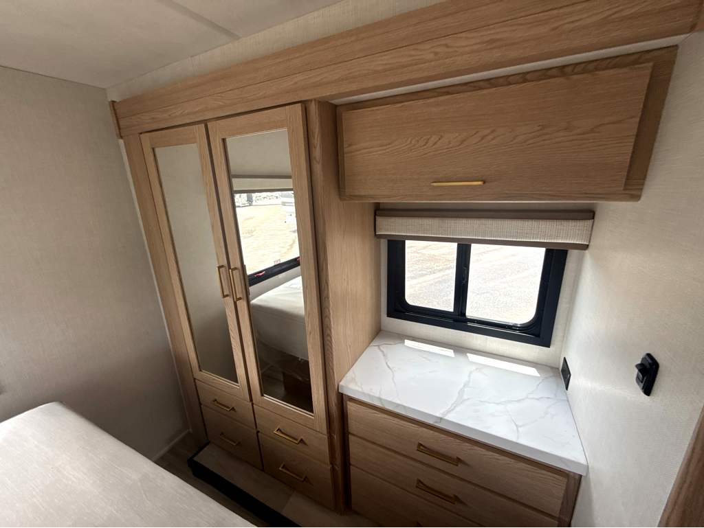 2027 THOR MOTOR COACH MAGNITUDE GA31 - Image 22