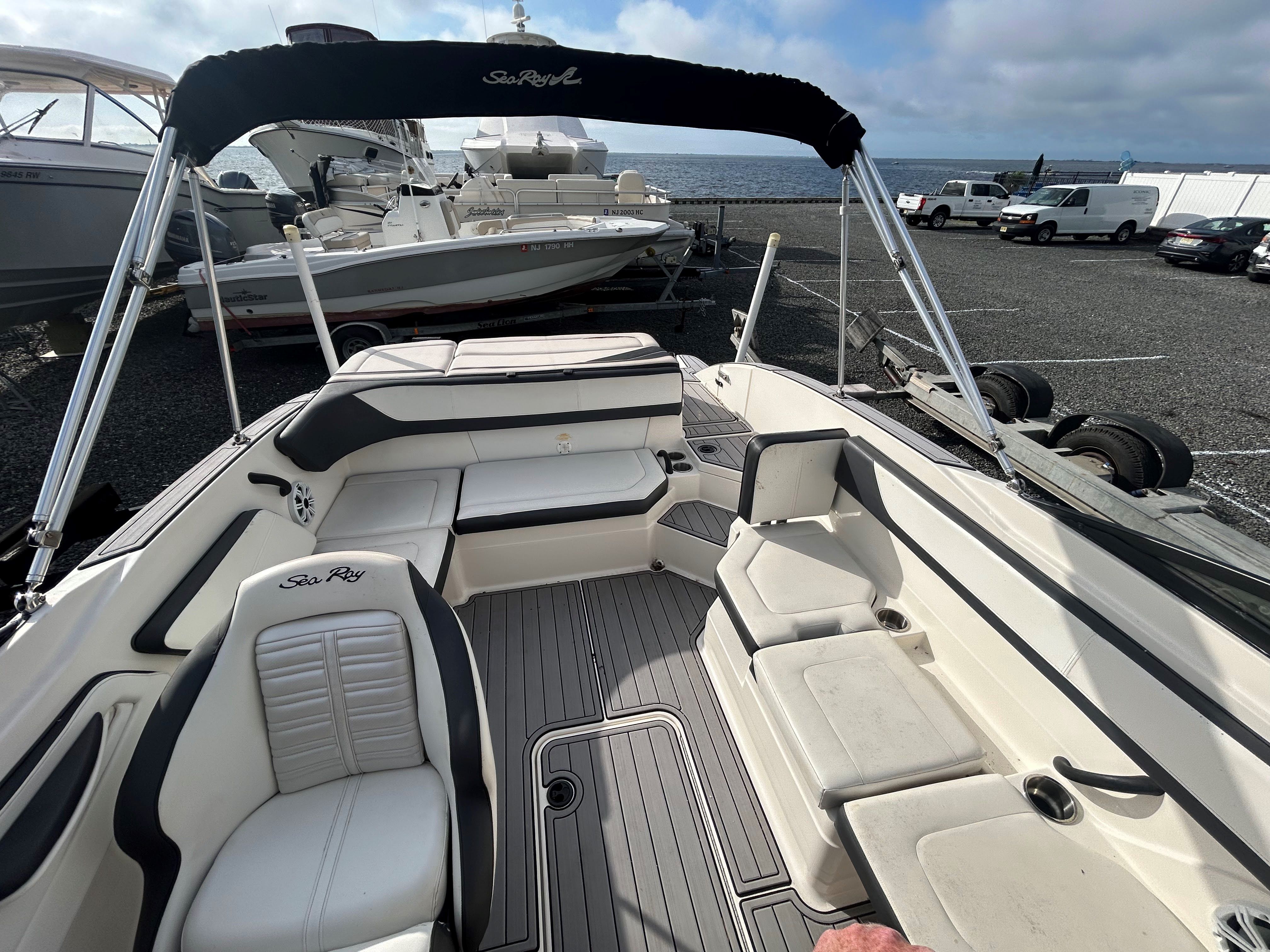 2016 Sea Ray SPX 210 - Image 3