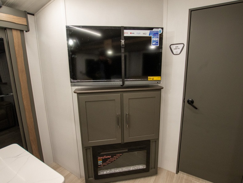 2026 Keystone Bullet Premium 330BKQ - Image 11