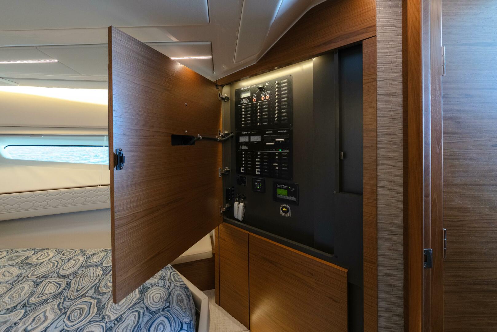 2025 Tiara Yachts 43 LE - Image 36