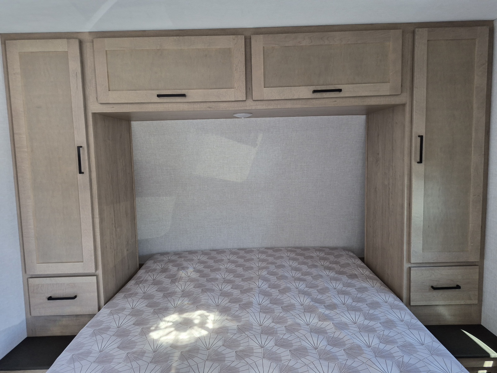 2027 Ember RV E-Series 26ETS - Image 13